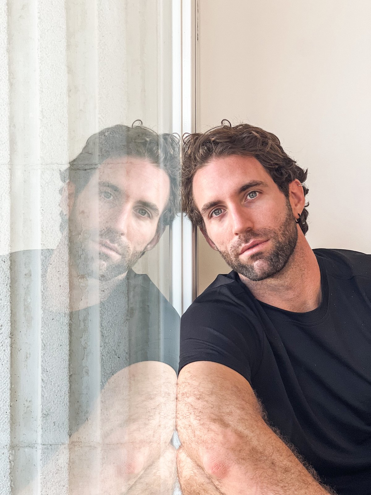 Retrato de Óscar Sorialez junto a una ventana